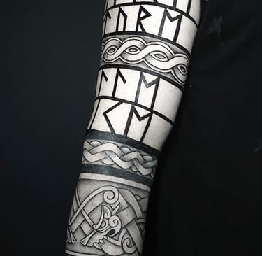 Tatouage viking et nordique en bandes avant-bras.