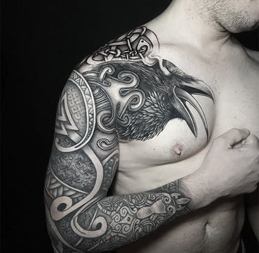 Tatouage viking bras complet avec un corbeau réaliste. Full arm viking tattoo.