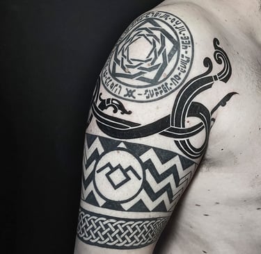 Tatouage sur le bras à référence nordique et viking avec une référence au groupe Carpenter Brut.