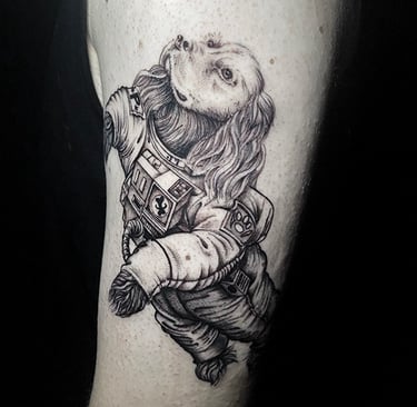 Tatouage s'un cocker dans un scaphandre spatial.