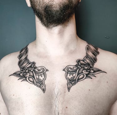 Tatouage d'un collier torque viking autour du cou.