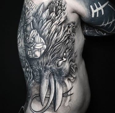 Tatouage sur les cotes d'une tête de corbeau réaliste.