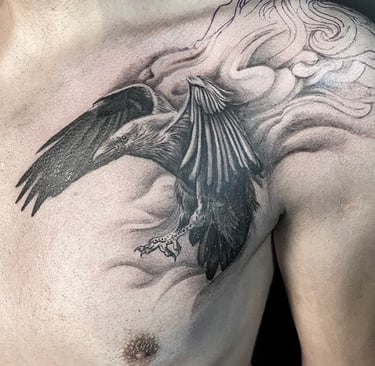 Tatouage dun corbeau en plein vol.