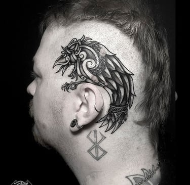 Tatouage crane corbeau nordique viking. Skull tattoo crow