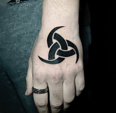 Tatouage des cornes d'odis sur la main.