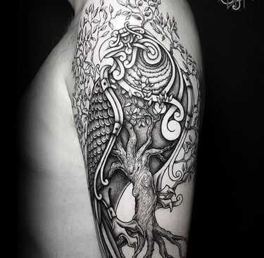 Tatouage épervier nordique viking. Nordic hawk tattoo.