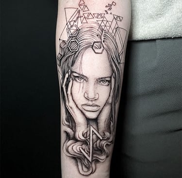 Tatouage d'un portrait de jeune femme à la fois triste et en colère.