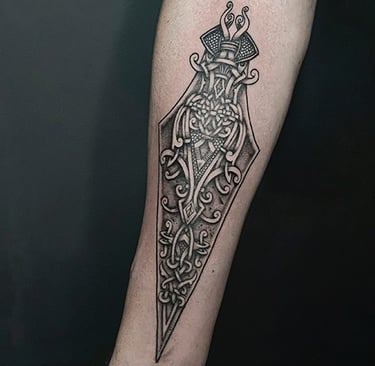 Tatouage de la lance d'Odin, Gungnir, sur l'avant-bras.