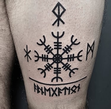 Tatouage d'un Helm of Awe et de runes sur la cuisse.