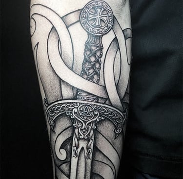 Tatouage épée celtique. Celtic sword tattoo.