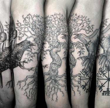 Tatouage Yggdrasil, Hugin et Munin, accompagné d'un Vegvisir.