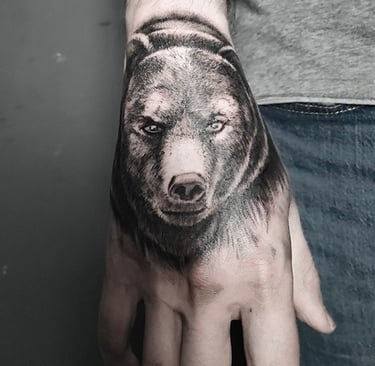 Tatouage d'une tête d'ours sur la mai,n.