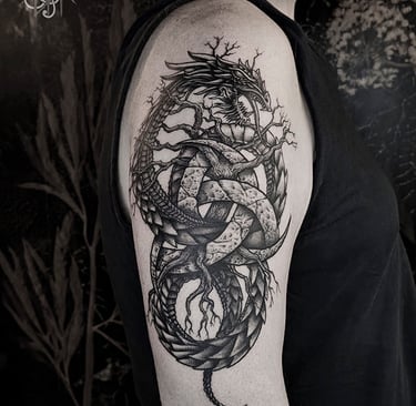 Tatouage de Jormungand et des Cornes d'odis sur le bras. Jormungandr and Ondin's horns tattoo.