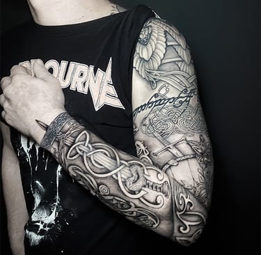 Tatouage Seignuer des Anneaux bras complet. Full Lord of the rings arm tattoo.