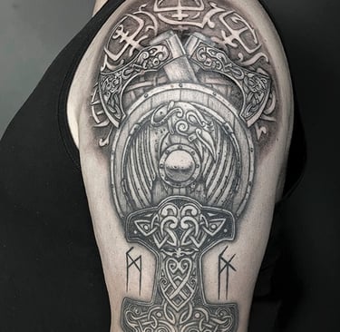 Tatouage sur le bras de Mjolnir, le marteau de Thor et d'un bouclier viking sur fond de Vegvisir.