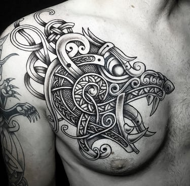 Tatouage viking et celtique d'une tête d'ours sur le pectoral.