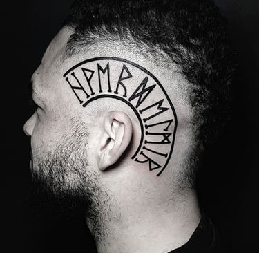 Tatouage runes viking sur le crane. 