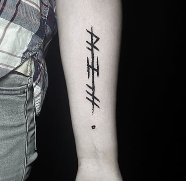 Tatouage de bindrunes sur le bras.