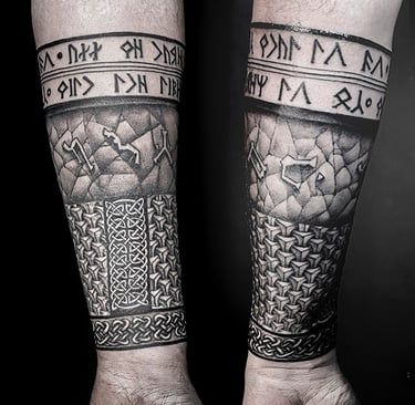 Tatouage typé viking avec références à Stargat et aux Seigneur des anneaux.