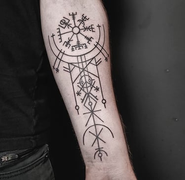 Tatouage Vegvisir et symboles nordiques