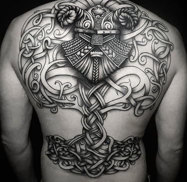 Tatouage Yggdrasil dans le dos. Yggdrasil tattoo.