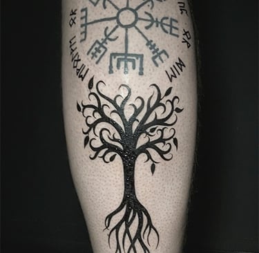 Tatouage Yggdrasil et runes Futhark