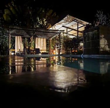 vue piscine le soir #mindo-hotel-restaurant-bicok-piscine