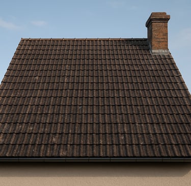 Toiture en tuiles encrassée avec présence de mousse et de salissures