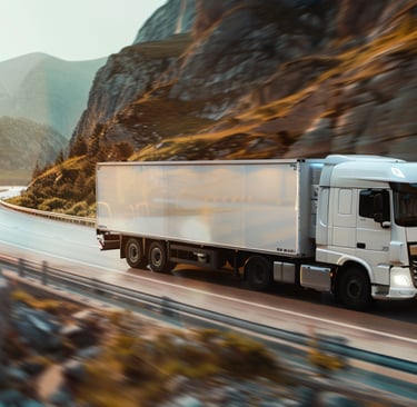 Transporte de servicios logísticos, camion carga bajando por una montaña