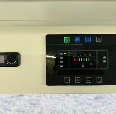 Cuadro eléctrico de una camperización de furgonetas con instalación de placas solares y reguladores 
