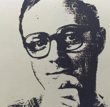 uma fotografia em preto e branco do prof wolfgang de óculos