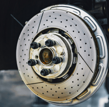 Disco de freno de un coche expuesto después de quitar el neumático