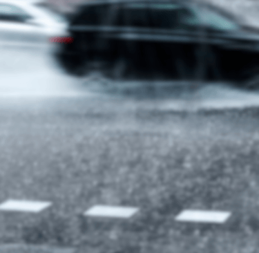 Coche bajo lluvia en Ávila