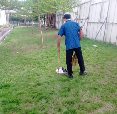 petugas kebersihan glbn yang membersihkan halaman