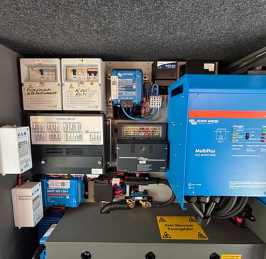 Wohnmobil-Elektrofach mit Victron MultiPlus, Orion XS, Ladebooster, MPPT-Solarladeregler