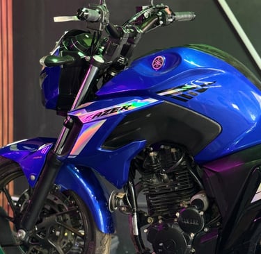 Fazer Yamaha com adesivos faixas holográficas 