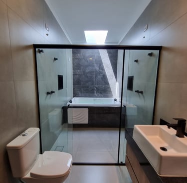 banheiro moderno com claraboia