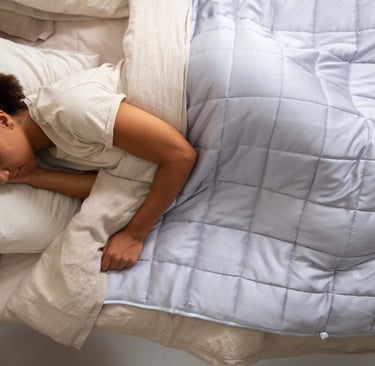 Niña durmiendo cobija pesada