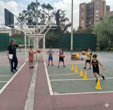 Clases de baloncesto para niños y adolescentes