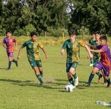 ninos-entrenando-futbol-sede-salitre-alianza-colombiana-del-deporte.jpg