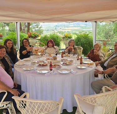 Sentados todos a la mesa, en la que celebrar y comentar los detalles de la jornada