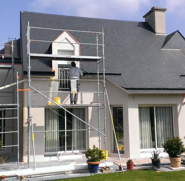 Ravalement de façade de maison à Lorient pour rénovation esthétique