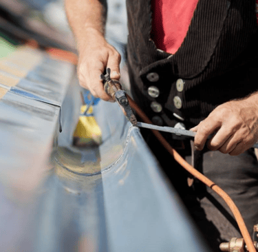 Installation de gouttières en zinc par zingueur professionnel à Lorient