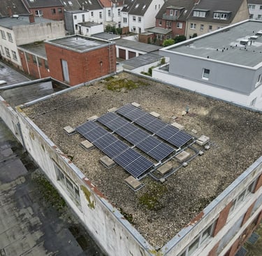 Kontrola systemu balastowego fotowoltaiki dronem na dachu płaskim