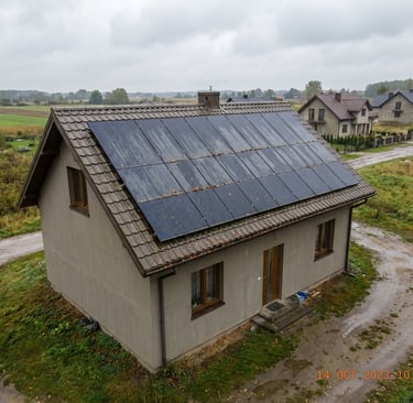 Kontrola instalacji fotowoltaicznej dronem po opadach i silnym wietrze