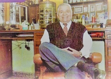 Foto del Escritor, Museólogo y Peluquero, Don Ramón H. Romero Sentado en Su Sillón. 