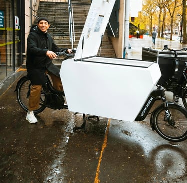alt="nettoyage tapis Paris à vélo cargo"