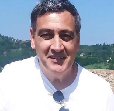  autore del blog con maglietta bianca e occhiali da sole