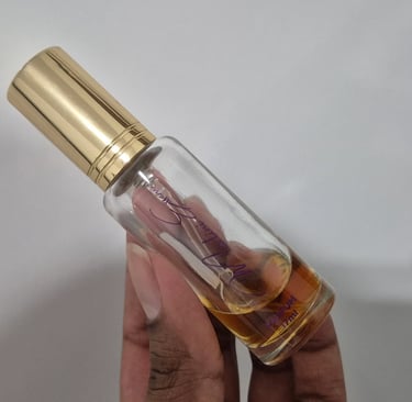 mão-segurando-frasco-perfume-contratipo