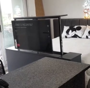Sistema integrado para elevar la tv y girarla 180°